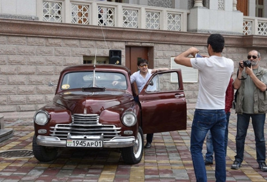 В Душанбе на выставке показали культовые ретро-автомобили