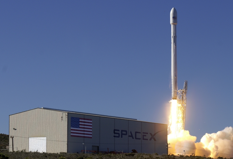 “SpaceX” təyyarə və gəmiləri internetlə təmin etmək üçün orbitə peyk çıxarıb