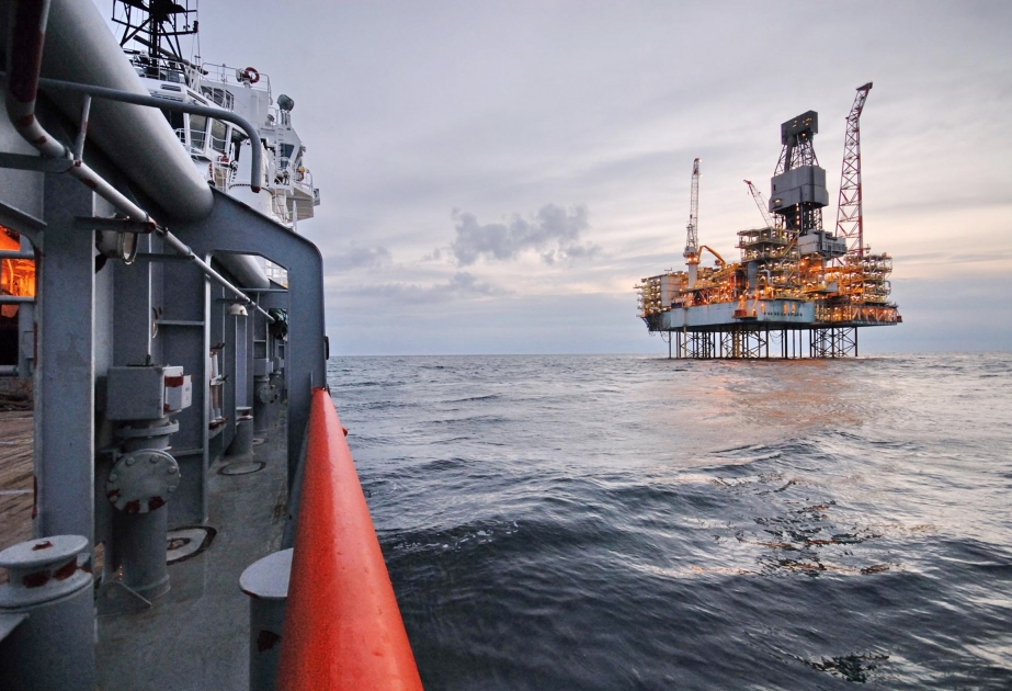 Цена нефти «АзериЛайт» достигает 55 долларов за баррель