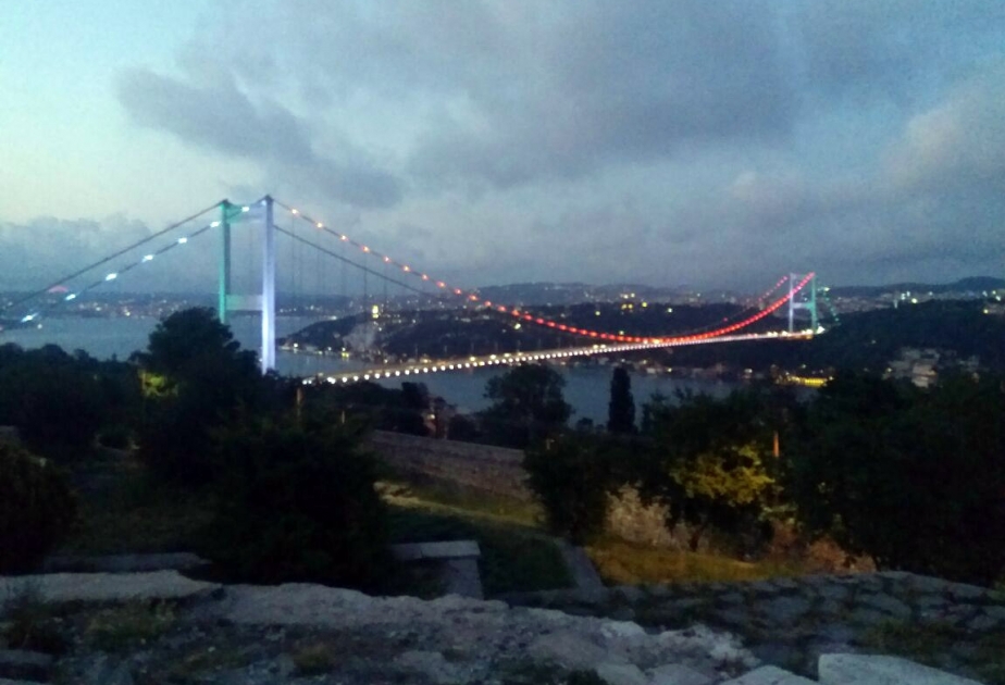 Azərbaycan bayrağının rəngləri İstanbul boğazında bərq vurur VİDEO