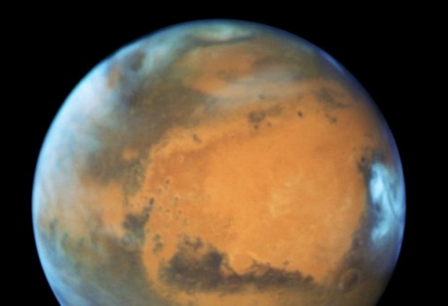 На Марсе спутник разглядел огромную дыру