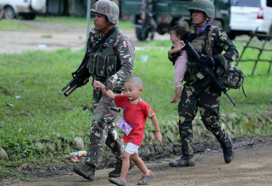 Filippində döyüşlərin davam etdiyi Maravi şəhərindən yüzlərlə uşaq təxliyə olunub