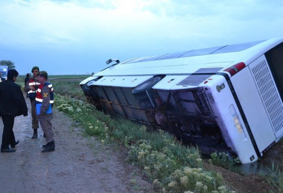 Samsunda əsgərləri daşıyan avtobus aşıb, 47 nəfər yaralanıb