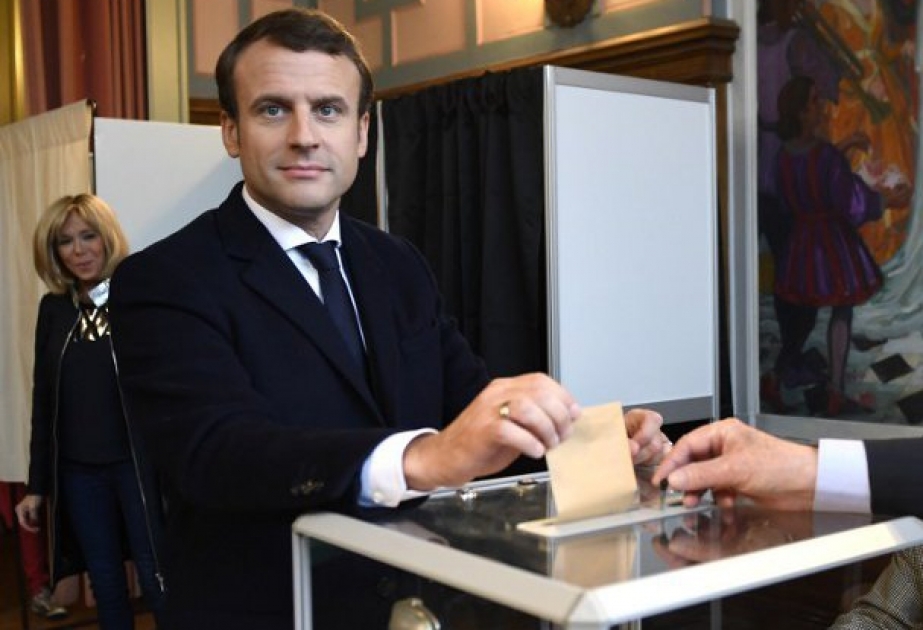 Fransa Prezidenti parlament seçkilərində səs verib