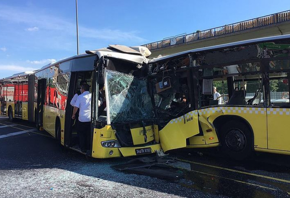 İstanbulda iki metrobusun toqquşması nəticəsində 32 nəfər xəsarət alıb