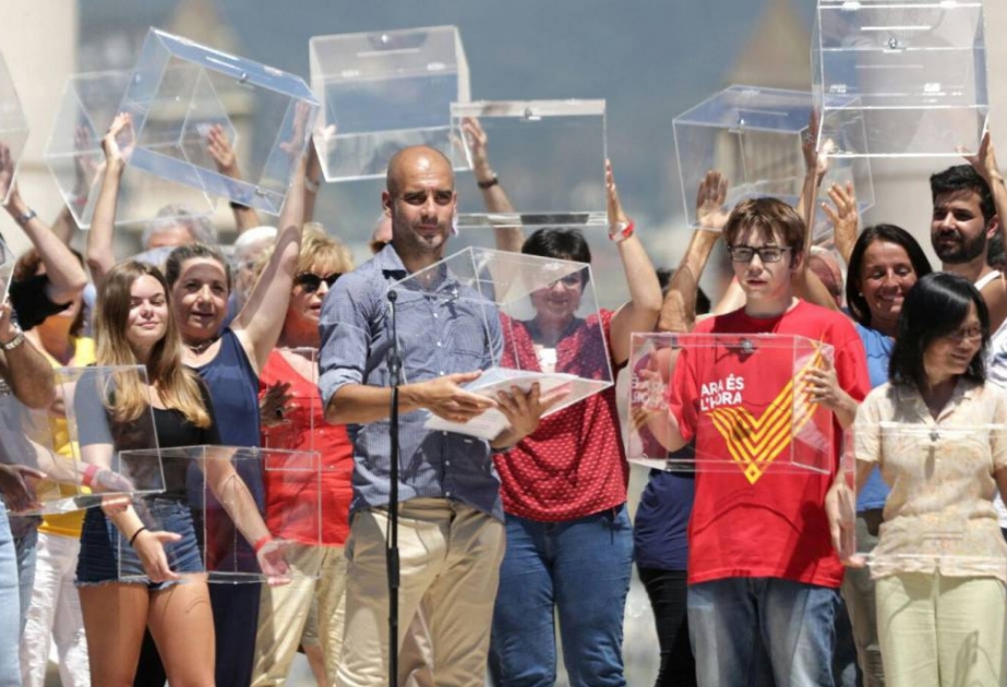 غوارديولا يدعو لاستفتاء ولو ترفضه مدريد في تظاهرة حشدة أقامها أنصار انفصال كتالونيا في برشلونة