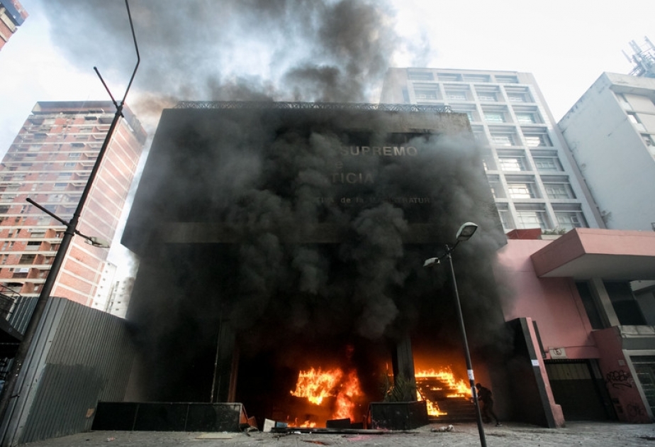 Venesuelanın paytaxtında etirazçılar Ali Məhkəmənin binasını yandırıblar