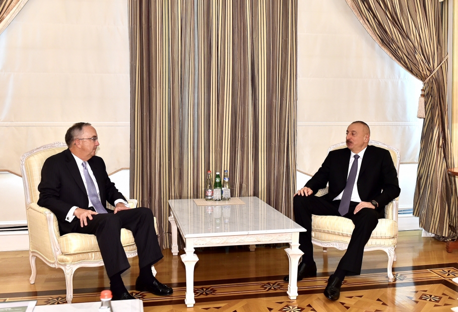 Staatspräsident Ilham Aliyev empfängt Vorsitzenden und CEO des Unternehmens “John Deere“ VIDEO