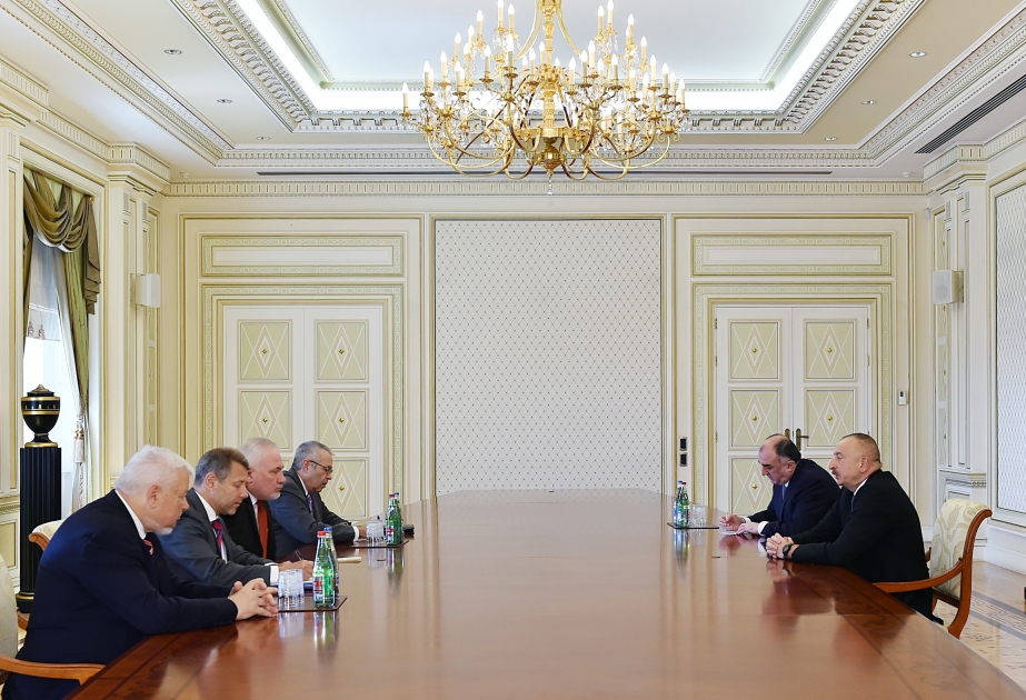 الرئيس الأذربيجاني يلتقي الوسطاء الدوليين بمجموعة منسك
