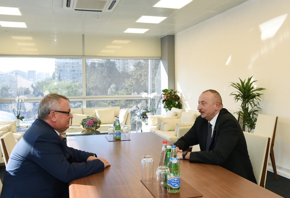 الرئيس الهام علييف يلتقي رئيس بنك 