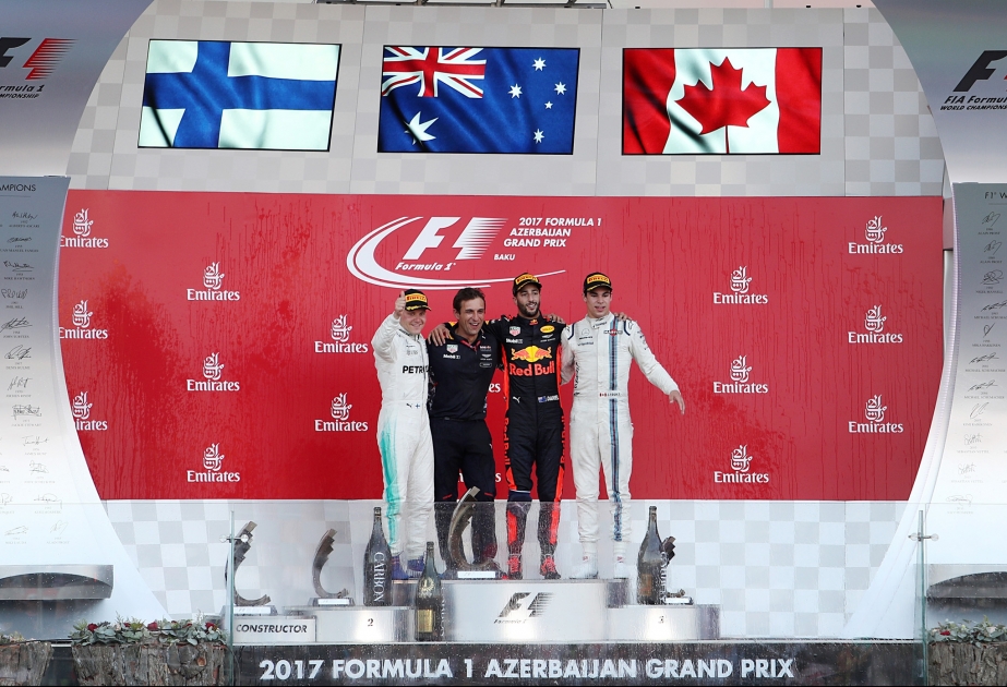 Formel 1 in Baku: Daniel Ricciardo gewinnt GP Aserbaidschan Staatspräsident Ilham Aliyev übereicht dem Gewinner Pokal