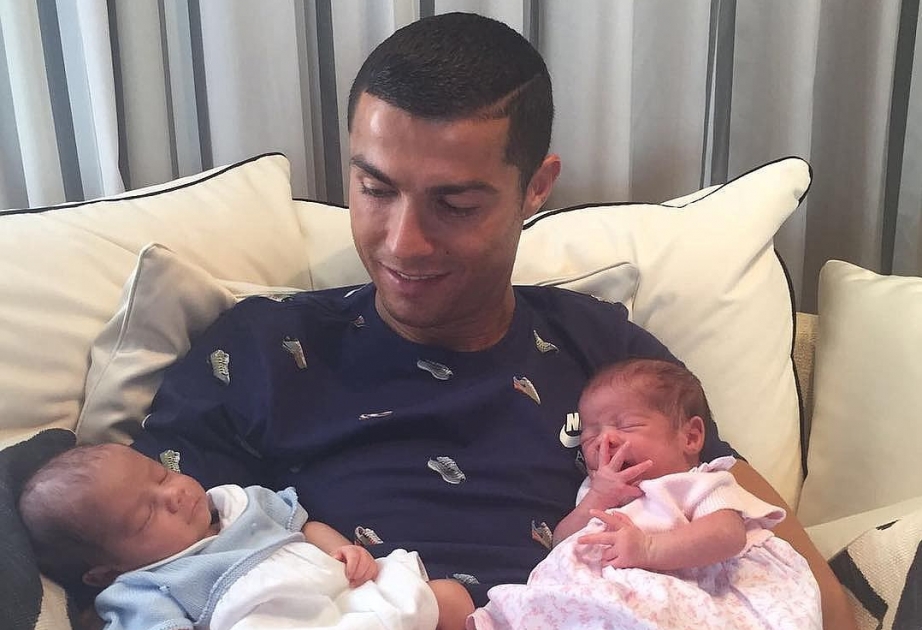 Cristiano Ronaldo postet erstmals Bilder seiner Zwillinge