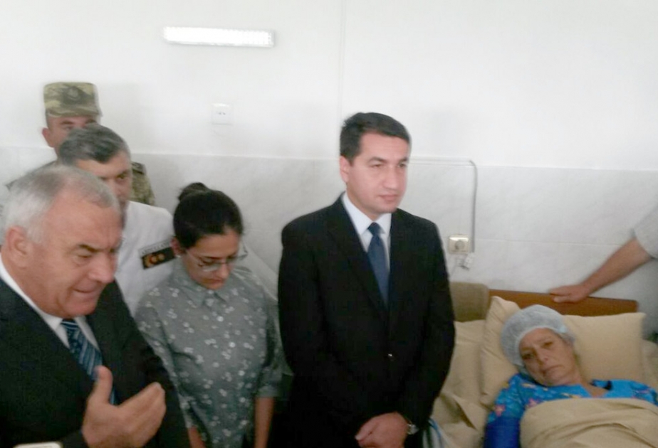 Ausländische Medienvertreter und Militärattachés besuchen durch armenischen Beschuss schwer verletzte Dorfbewohnerin Guliyeva Sarvinaz