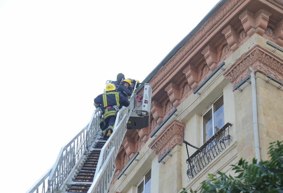 Потушен пожар в жилом здании в Баку