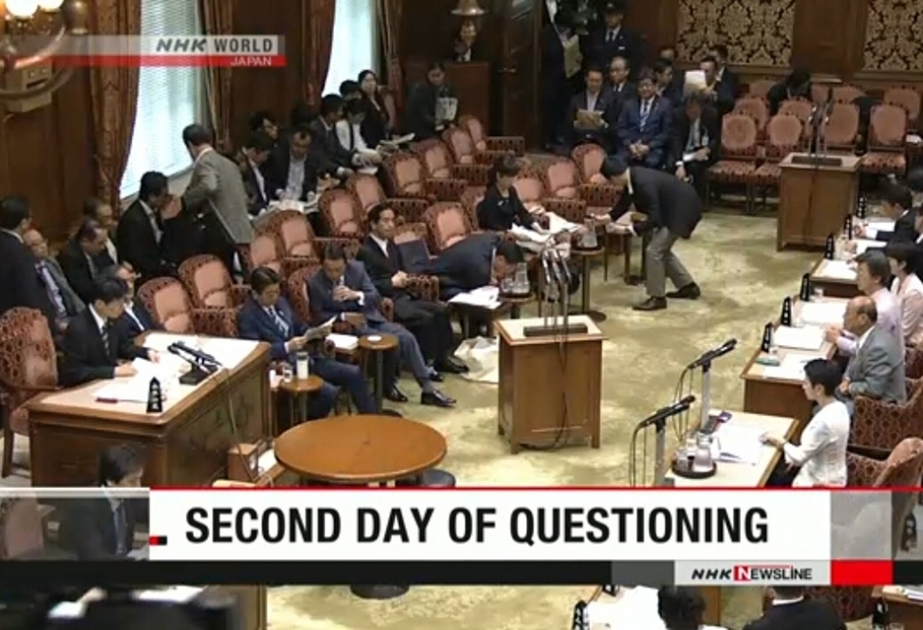 İki gündür Şinzo Abe parlamentin xüsusi sessiyasında sualları cavablandırır