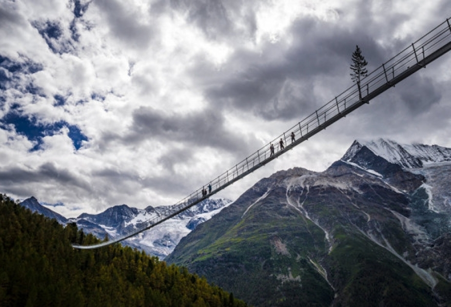 سويسرا تدشن أطول جسر معلق للمشاة في العالم