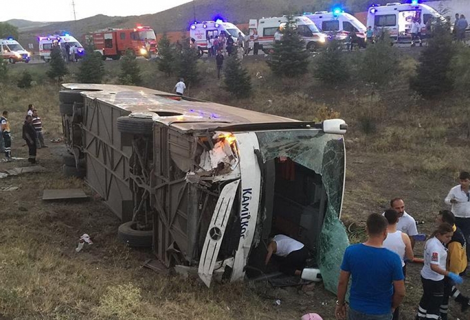 安卡拉一辆客运大巴发生翻车事故 致数人死亡