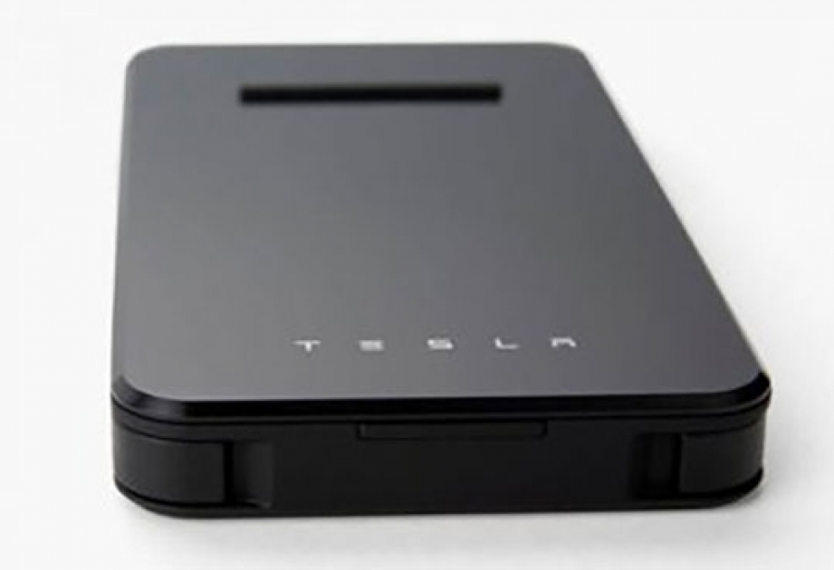 Tesla показала портативную беспроводную зарядку для смартфонов