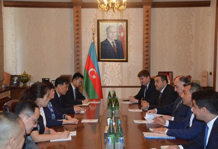 بحث تنمية العلاقات بين أذربيجان والصين