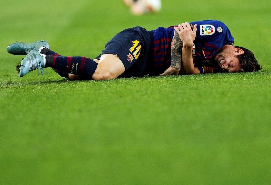 Lionel Messi aldığı zədə səbəbindən oyunu erkən tərk edib