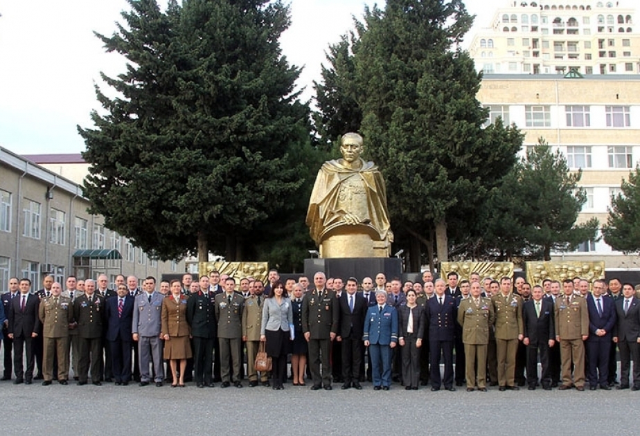 Une délégation du Collège de défense de l'OTAN en visite en Azerbaïdjan