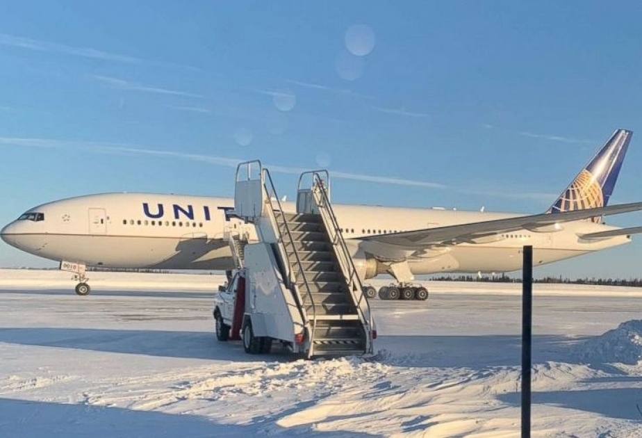 “United Airlines” aviaşirkətinin sərnişinləri 16 saat təyyarədə qalıblar
