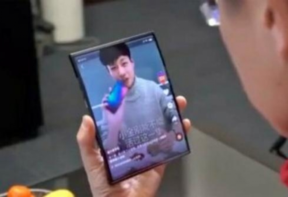 Xiaomi показала прототип своего складного смартфона с гибким дисплеем