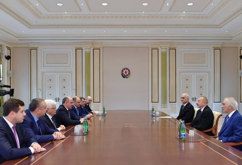 Staatspräsident Ilham Aliyev empfängt Delegation aus Karatschai-Tscherkessien VIDEO