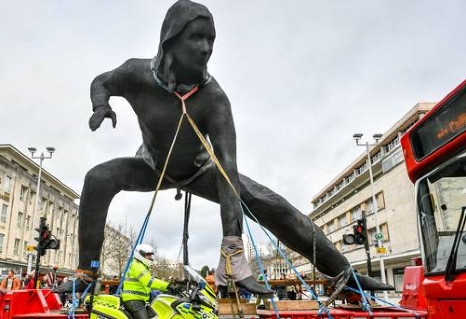 Böyük Britaniyanın ən böyük bürünc heykəli Pilmut şəhərinə gətirilib