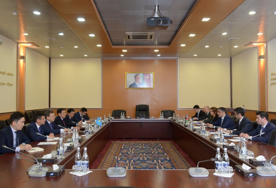 讨论阿塞拜疆和哈萨克斯坦在通信和高技术领域的合作问题