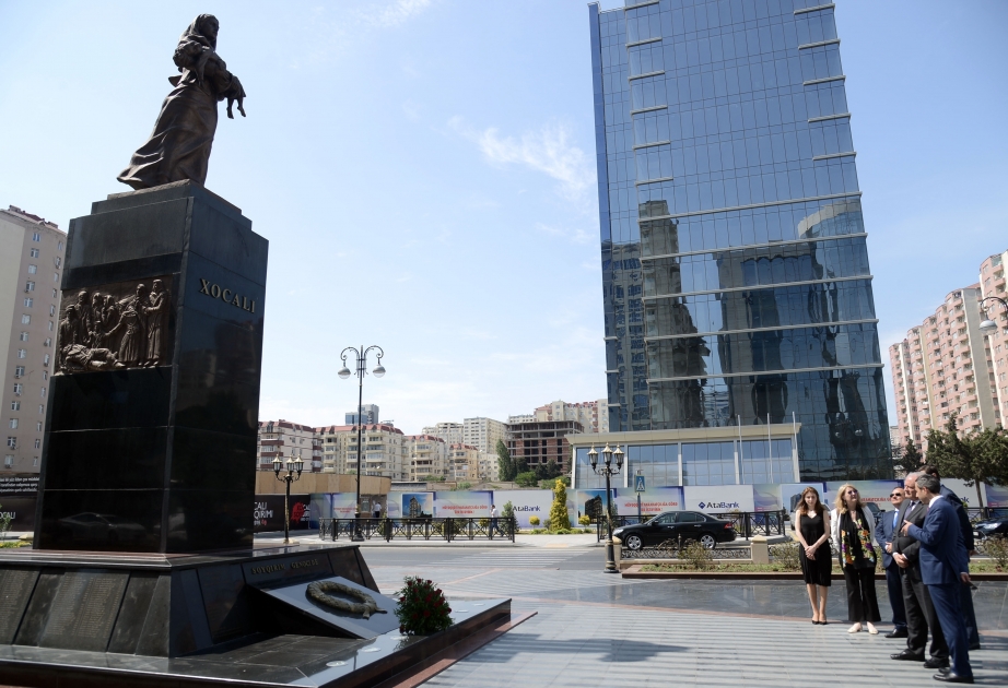 西班牙外交国务秘书拜谒霍贾雷大屠杀遇难者纪念碑