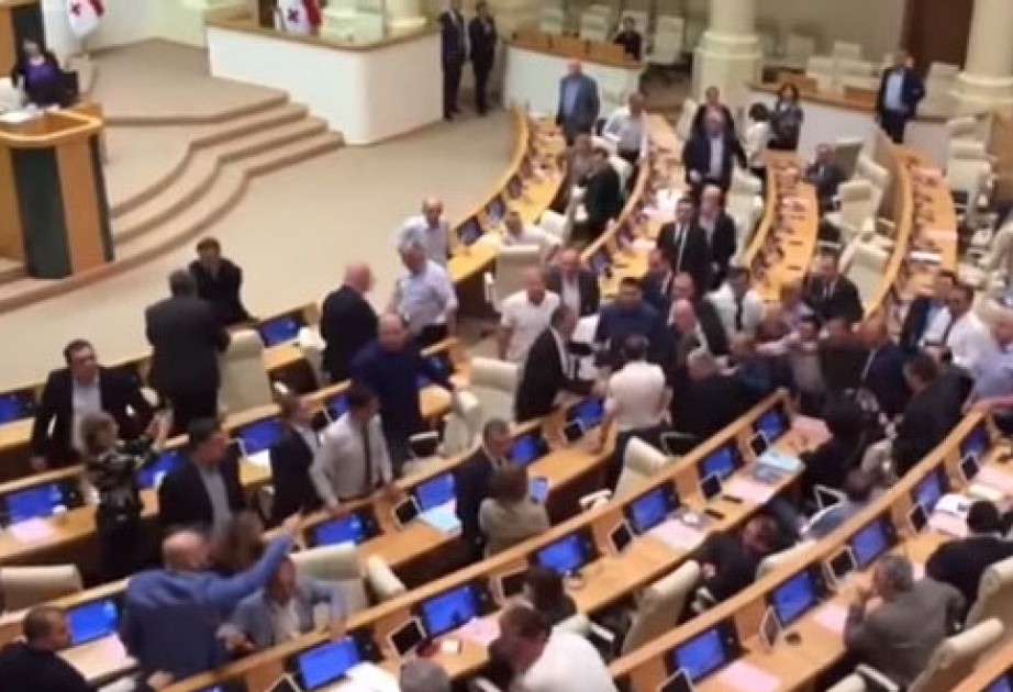 Gürcüstan parlamentində deputatlar arasında dava olub