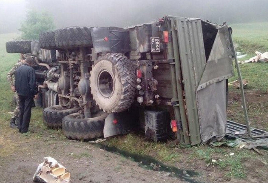 Ermənistanda hərbi yük maşınının aşması nəticəsində 11 hərbçi yaralanıb
