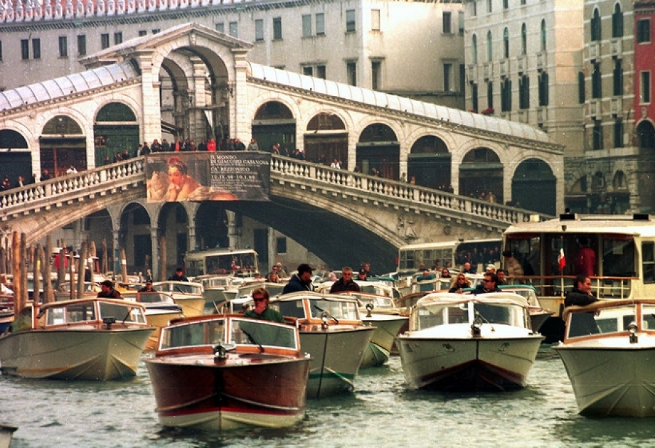 Venesiyada kanalda çimən norveçli turistlər cərimə olunub