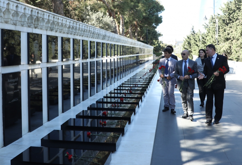 Une délégation du Sénat italien rend hommage aux martyrs azerbaïdjanais