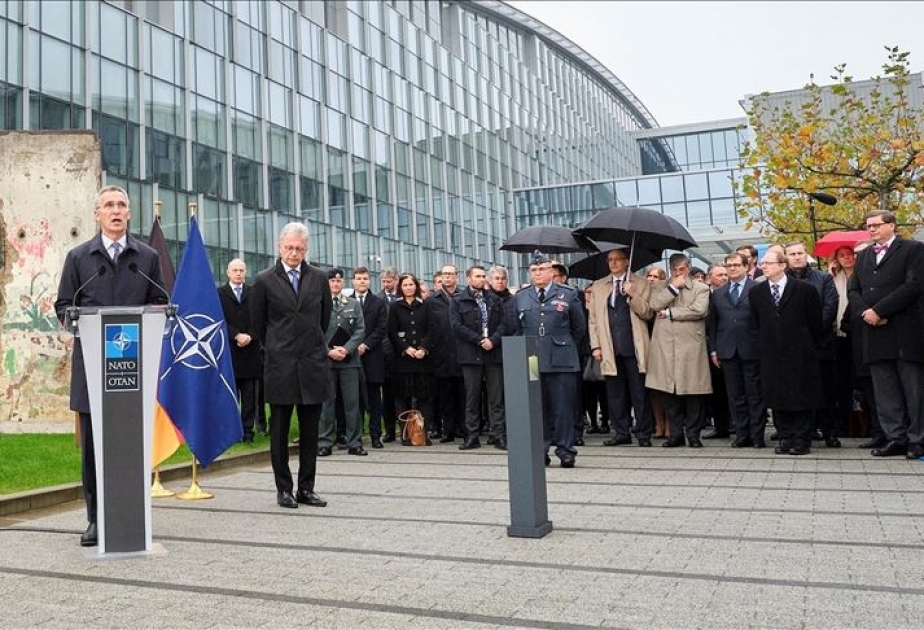 NATO Berlin divarının sökülməsinin 30 illiyi ilə bağlı mərasim keçirib