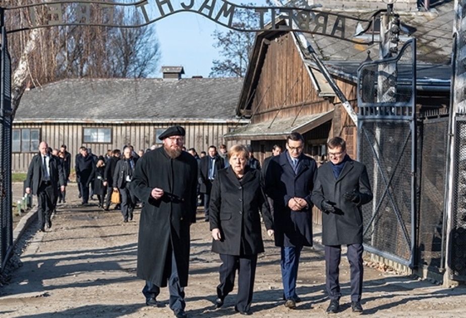 Angela Merkel ilk dəfə Osventsim düşərgəsini ziyarət edib