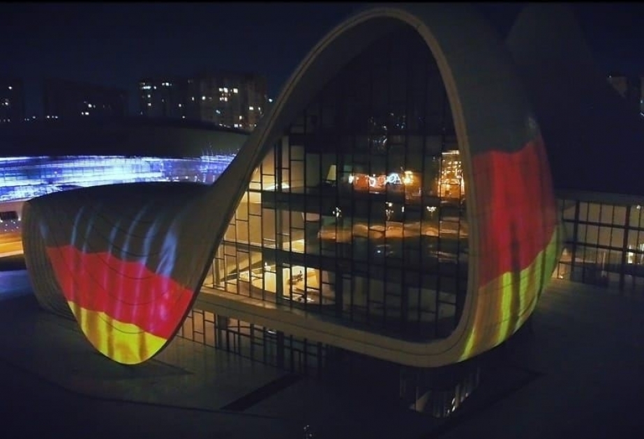 Heydar Aliyev Center für Deutschland mit Lichtstrahlen in Schwarz-Rot-Gelb beleuchtet VIDEO