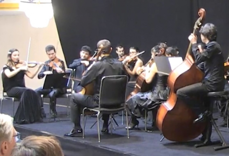 Aserbaidschanisches Kammerorchester in Deutschland filmt Video zum Tag der Republik