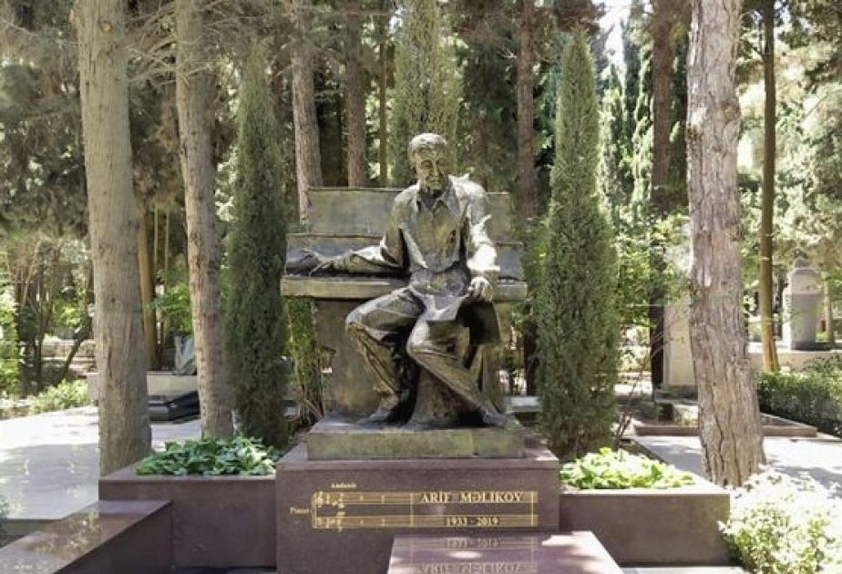 Установлен надгробный памятник академику Арифу Меликову