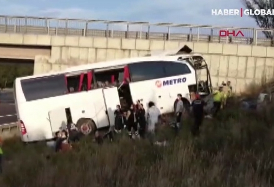 İstanbulda sərnişin avtobusu aşıb, ölən və yaralananlar var VİDEO