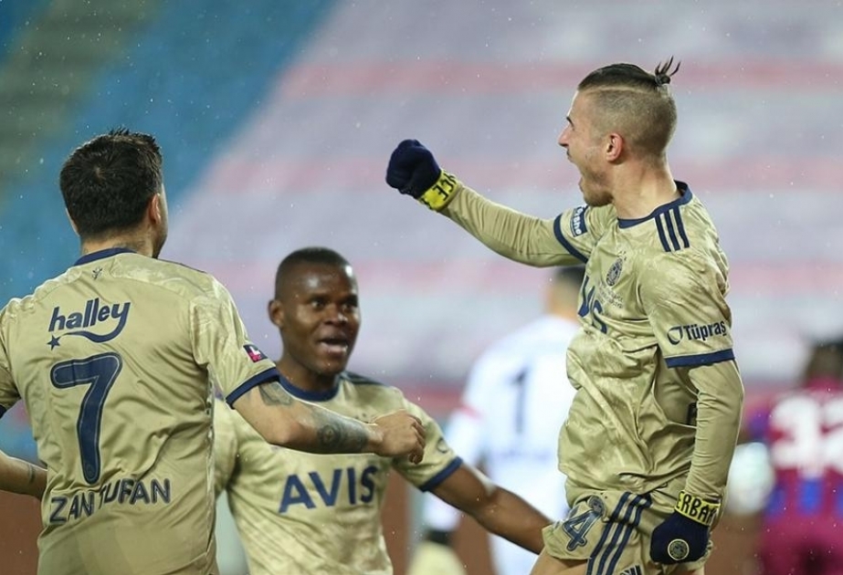 Fenerbahce beat Trabzonspor to stay in title race