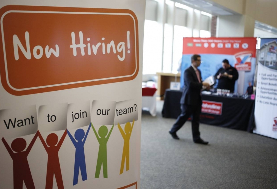 В феврале количество рабочих мест в экономике США увеличилось на 379 тысяч