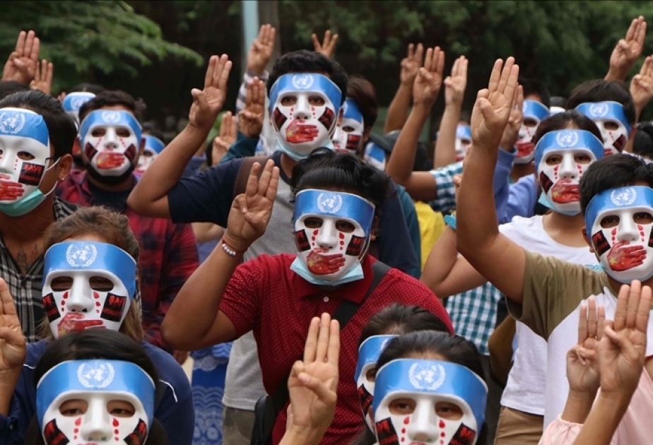 Activistas en Myanmar visten camisas azules en apoyo a los prisioneros políticos