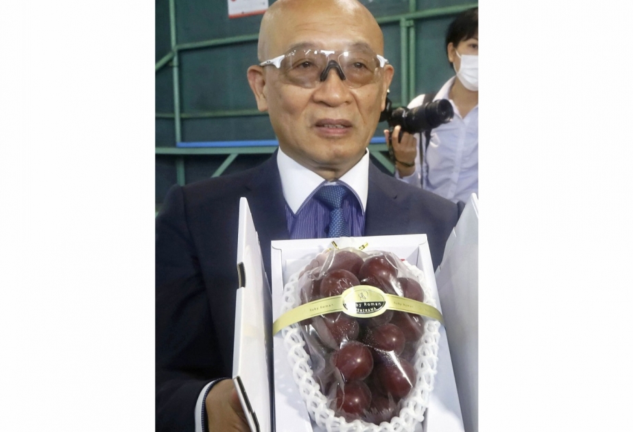 Yaponiyada hərracda nadir üzüm növünün bir salxımı 12,7 min dollara satılıb