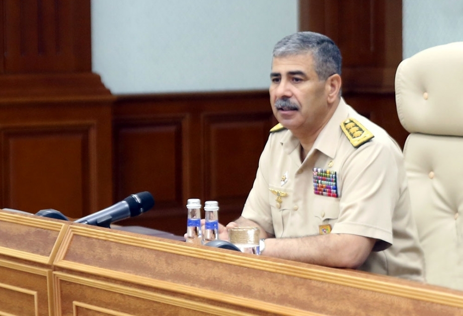 Verteidigungsminister Hasanov hält dienstliche Besprechung ab