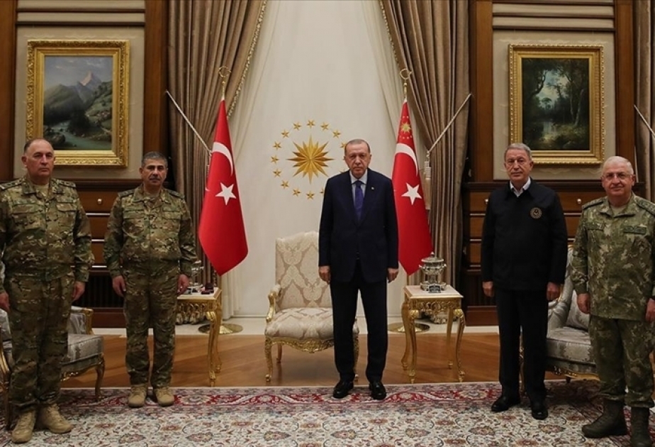 Präsident Recep Tayyip Erdogan empfängt aserbaidschanische Militärführung