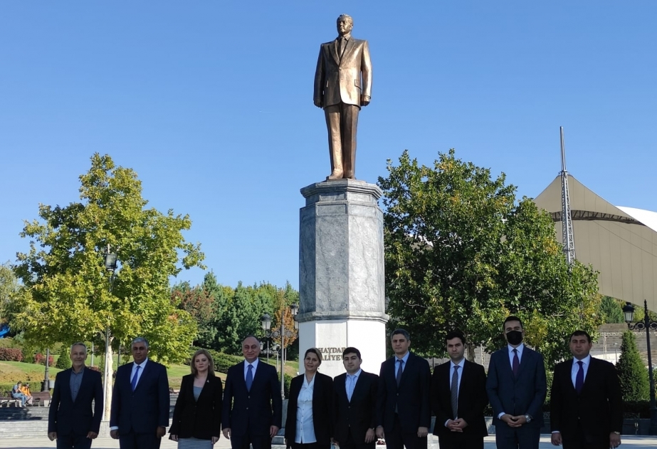 الوفد الأذربيجاني يزور تمثال حيدر علييف في أنقرة