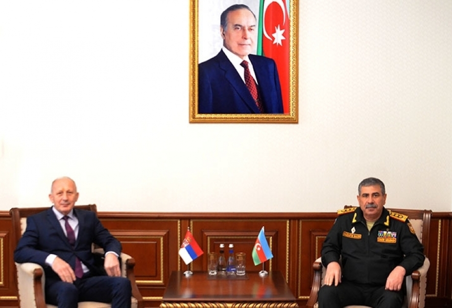 Министр обороны встретился с новоназначенным послом Сербии в Азербайджане