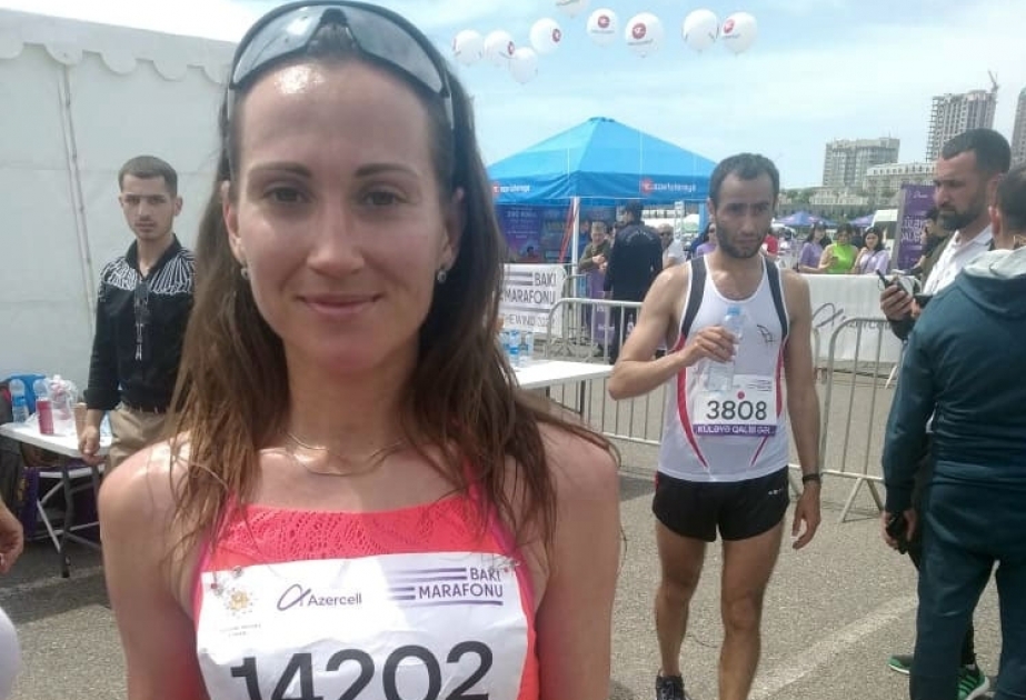 Ukrainische Teilnehmerin Valentina Veretskaya bewältigt Baku-Marathon 2022 als erste Frau